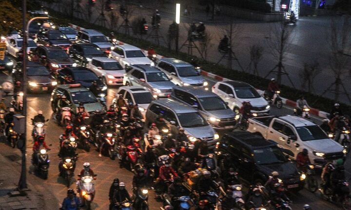 Hàng vạn người ùn ùn về quê ăn Tết, cửa ngõ Hà Nội, TP.HCM ùn tắc kéo dài