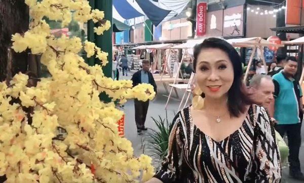 Video: NSND Bạch Tuyết gây sốt khi hát 'Người lạ ơi' phiên bản vọng cổ