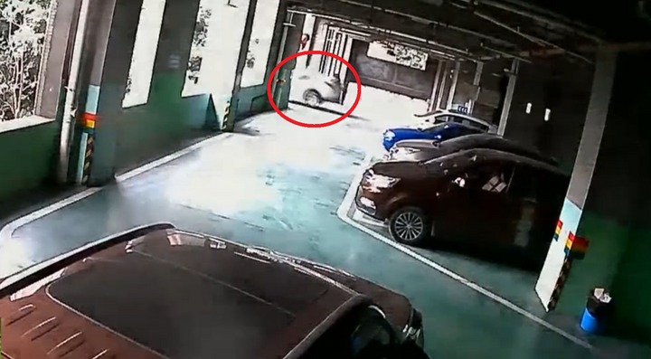 Video: Ô tô đâm thủng tường, rơi từ tầng 2 bãi xe xuống đất