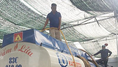 Cảnh sát phá cửa kho, vây bắt nhóm rút ruột xăng dầu ở TP.HCM