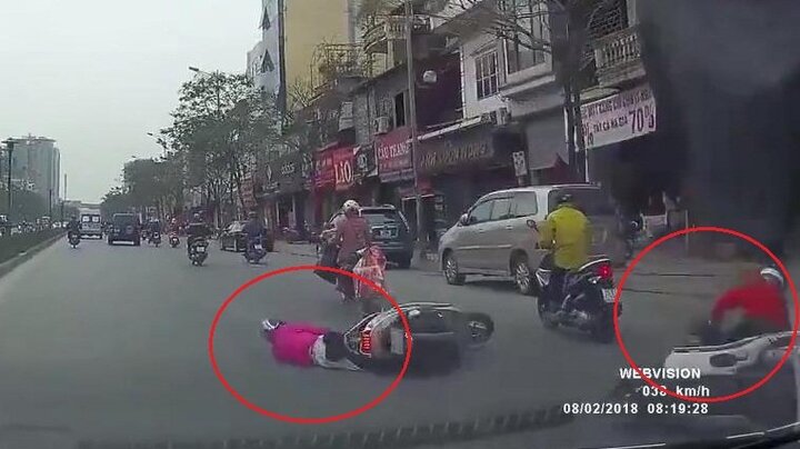 Clip: Không giữ khoảng cách, 2 người phụ nữ phanh gấp, ngã dúi dụi trên phố Hà Nội