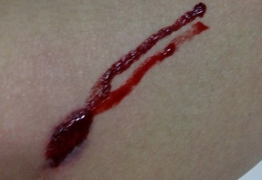 Đang ngồi uống nước, cặp vợ chồng bị nhóm thanh niên ném pháo vào người