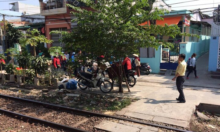 Băng qua đường dân sinh không rào chắn, người phụ nữ bị tàu hỏa kéo lê hơn 10m