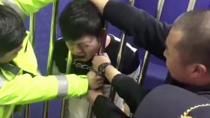 Clip: Tài xế say xỉn kẹt đầu giữa song sắt buồng giam, khóc tu tu như trẻ con