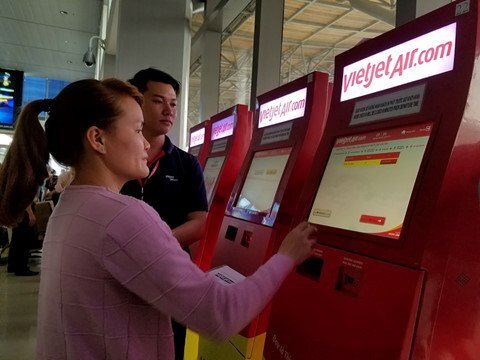 Hãng bay liên tục delay, hành khách về quê ăn Tết vạ vật ở Tân Sơn Nhất