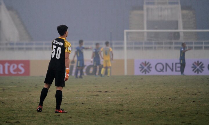 Bùi Tiến Dũng thảnh thơi, lên giữa sân 'dạo chơi' như Neuer ở AFC Cup