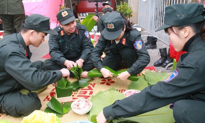 Chiến sỹ cảnh sát cơ động trổ tài gói bánh chưng đón Tết