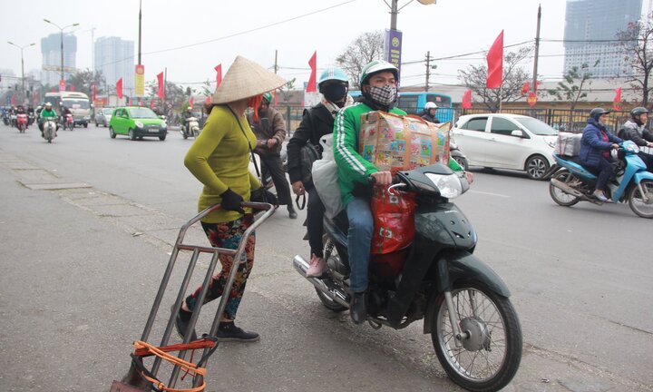 Đẩy vali cho khách kiếm tiền triệu mỗi ngày ở bến xe Giáp Bát