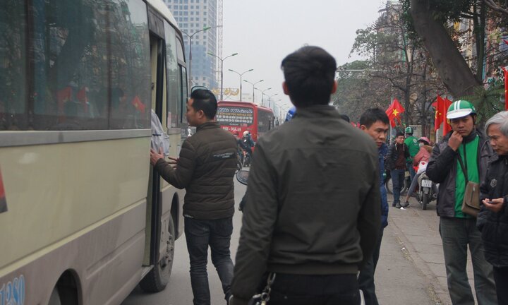 Hành khách nài nỉ 'cho em đứng trên xe' về quê ăn Tết nhưng vẫn bị từ chối