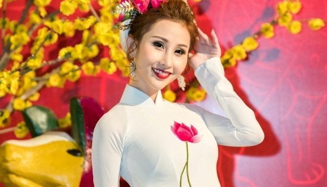 Á khôi áo dài đẹp dịu dàng trước thềm năm mới