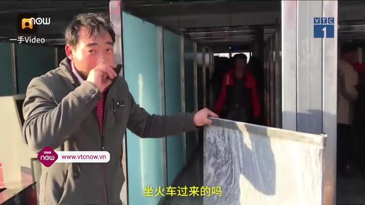 Công nhân Trung Quốc đi 3.000 km, vác 40 kg đá về làm... quà Tết