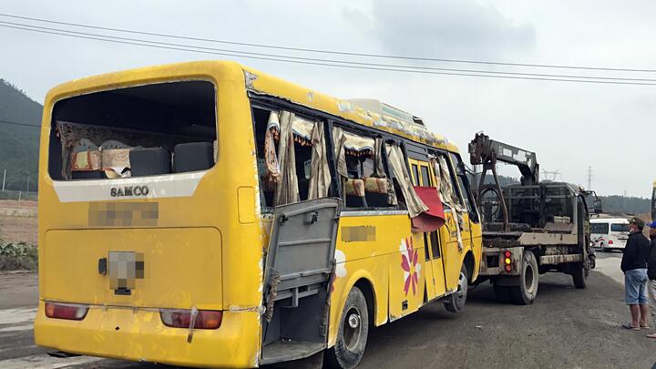 Lật xe chở khách về quê ăn Tết, 16 người thương vong: Thứ trưởng GTVT đến hiện trường