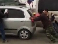 Clip: Phụ nữ lái ô tô số sàn lên dốc và cái kết toát mồ hôi hột