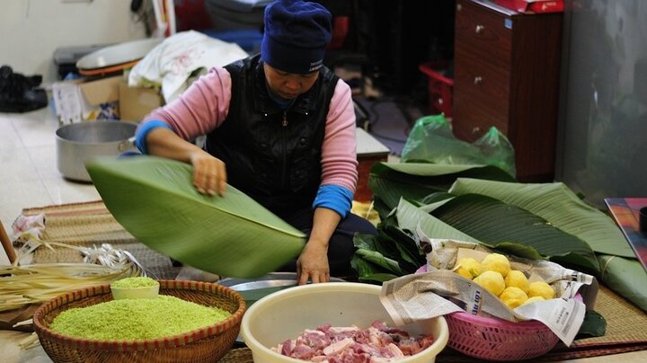 Ảnh: Dân chung cư Hà Nội tự gói, nấu bánh chưng xuyên đêm ăn Tết