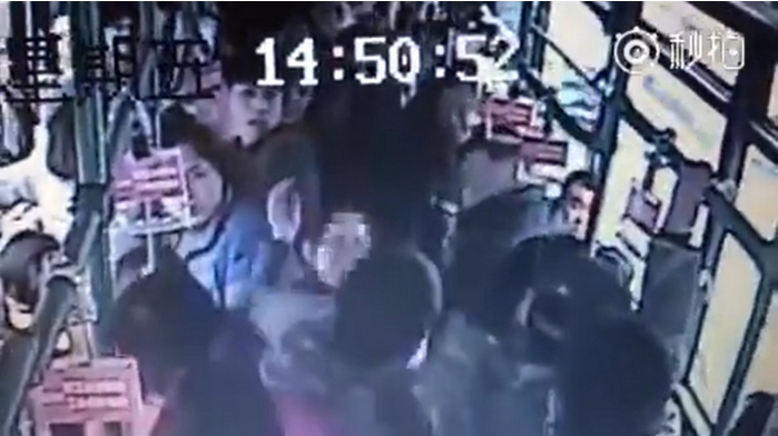 Video: Sàm sỡ thiếu nữ trên xe bus, kẻ biến thái nhận liên hoàn tát