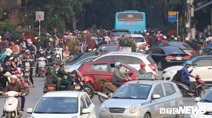 Dân đổ ra đường mua sắm, phố Hà Nội ùn tắc kéo dài chiều 28 Tết