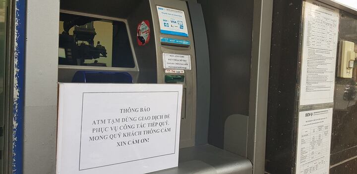 NHNN yêu cầu khắc phục tình trạng hết tiền ở các cây ATM
