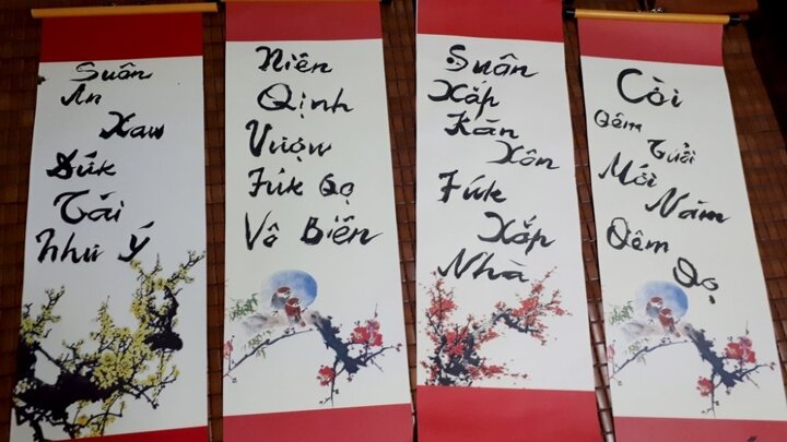 PGS Bùi Hiền viết câu đối Tết bằng chữ cái 'Tiếw Việt' mới