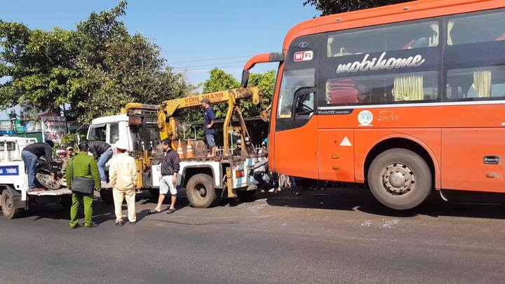 Đang dừng xe bên đường, hai cha con bị xe khách tông chết ngày cận Tết