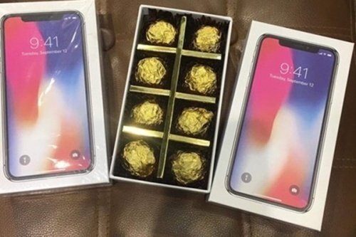 Hoa đắt gấp đôi, socola hộp iPhone X cháy hàng dịp Valentine