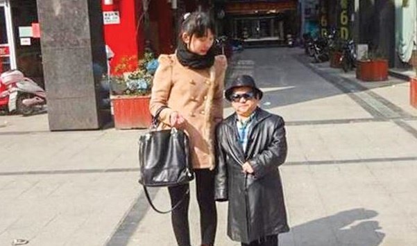 Tài tử lùn nhất Trung Quốc cưới vợ đẹp như Hoa hậu