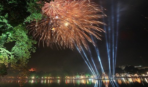 Vé xem bắn pháo hoa đêm Giao thừa tại Hà Nội 1,5 triệu đồng vẫn hút khách