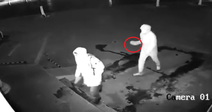 Video: Tên trộm ném thẳng viên gạch vào đầu đồng bọn