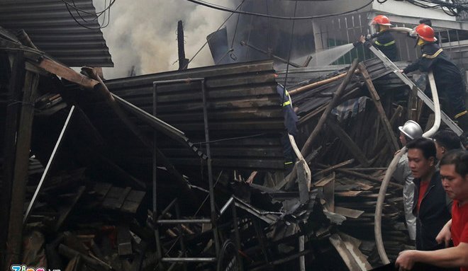 Cửa hàng sửa xe cháy ngùn ngụt chiều 30 Tết