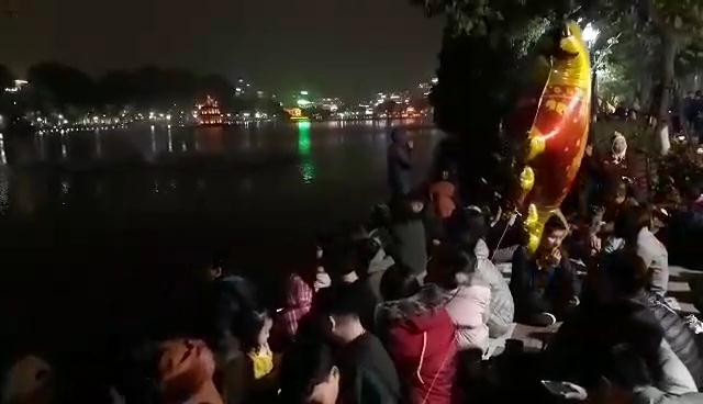 Clip: Biển người đổ ra Hồ Gươm chờ bắn pháo hoa đón năm mới