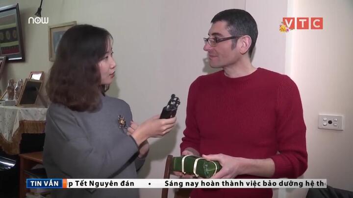 Chàng rể Tây lần đầu gói bánh chưng, ăn Tết ta