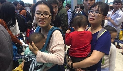 Mùng 1 mới về quê ăn Tết, vẫn rồng rắn xếp hàng chờ đi máy bay