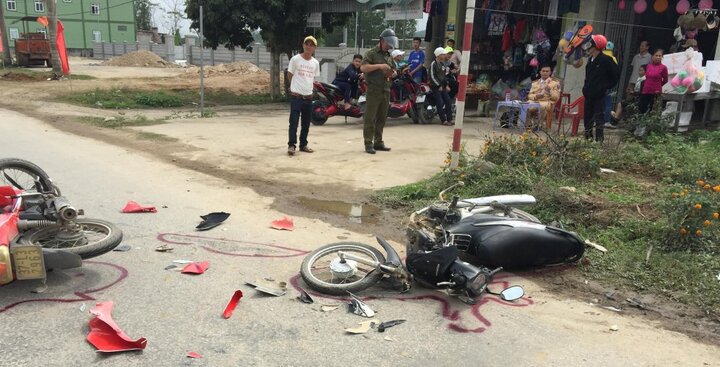 Hai xe máy đối đầu, 3 người thương nặng