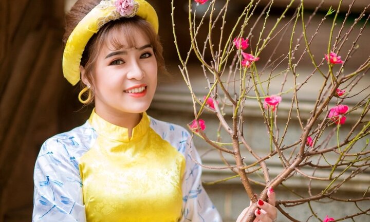 Hoa khôi tài năng khoe ảnh áo dài rạng rỡ đón Xuân