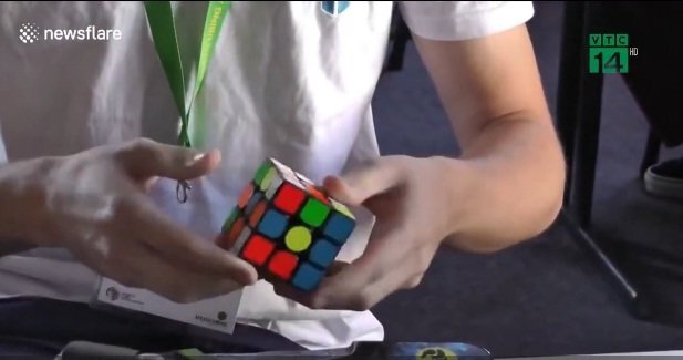 Chóng mặt xem chàng trai Australia xếp rubik trong 4,59 giây