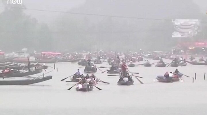 Hàng nghìn người đổ về chùa Hương trước giờ khai hội