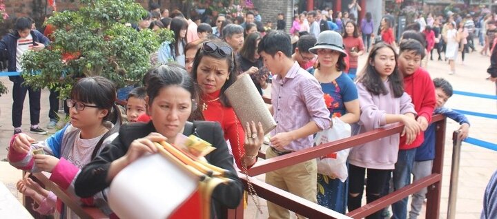 Dân Thủ đô xếp hàng dài ở Văn Miếu xin chữ đầu năm mới