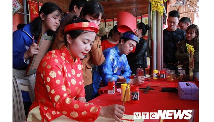 Ảnh: Nghìn người xin chữ 'rồng bay phượng múa' của bà đồ xinh đẹp ngày đầu năm