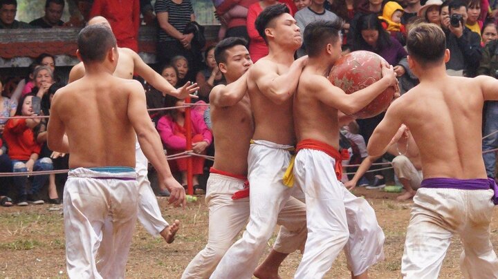 Video: Trai tráng căng sức tranh quả cầu nặng gần 20kg