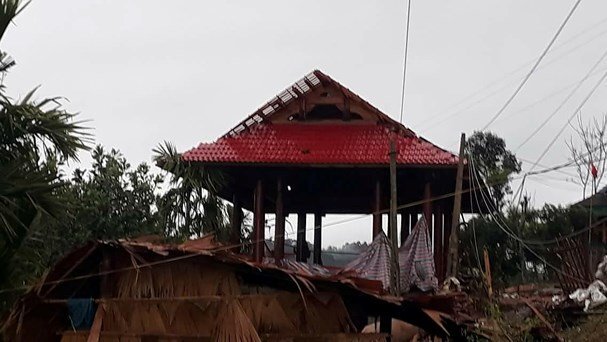 Gió lốc kèm mưa đá làm tốc mái hàng trăm nhà dân ở Nghệ An