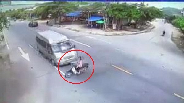 Clip: Qua đường không quan sát, người đi xe máy bị ô tô tông văng