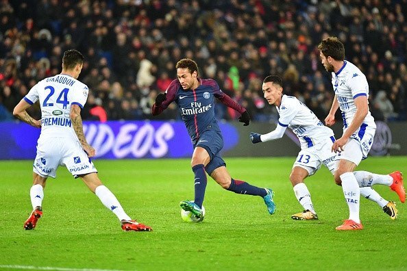 Video: Pha xử lý của Neymar khiến đối thủ buông xuôi đứng nhìn