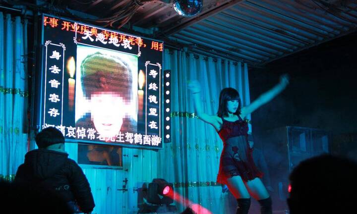 Trung Quốc quyết dẹp nạn vũ công thoát y phản cảm ở đám tang