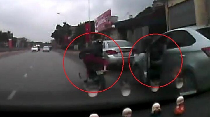 Clip mở cửa ô tô đốn ngã xe máy khiến dân mạng tranh cãi