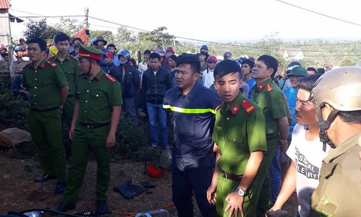 Công an phá cửa giải cứu 2 cháu bé bị nhốt trong nhà gần 10 ngày