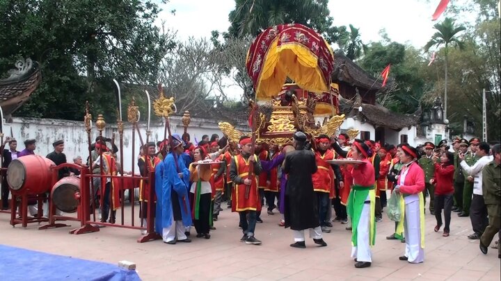 Video: Bỏ đả cầu cướp phết, rước thánh du xuân ở Vĩnh Phúc