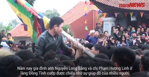 Video: Hàng trăm người xâu xé cướp chiếu cầu quý tử ở Vĩnh Phúc