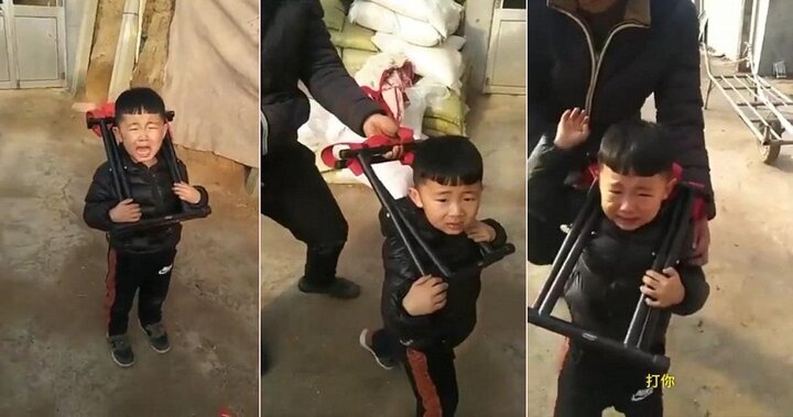 Con kẹt đầu vào ghế khóc tu tu, mẹ vừa quay clip vừa cười ha hả