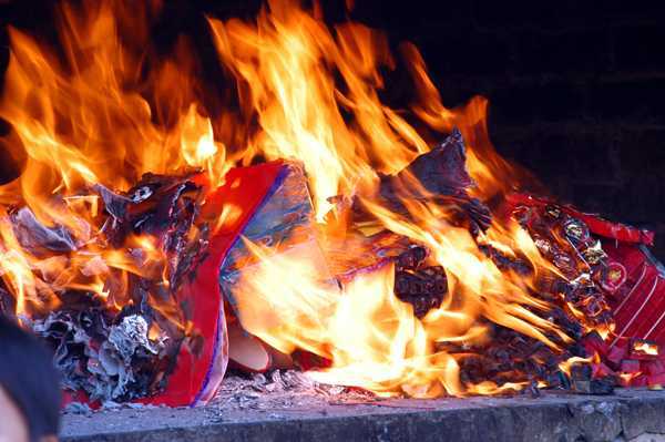 Đề nghị bỏ tục đốt vàng mã: TS. Vũ Thế Khanh lên tiếng