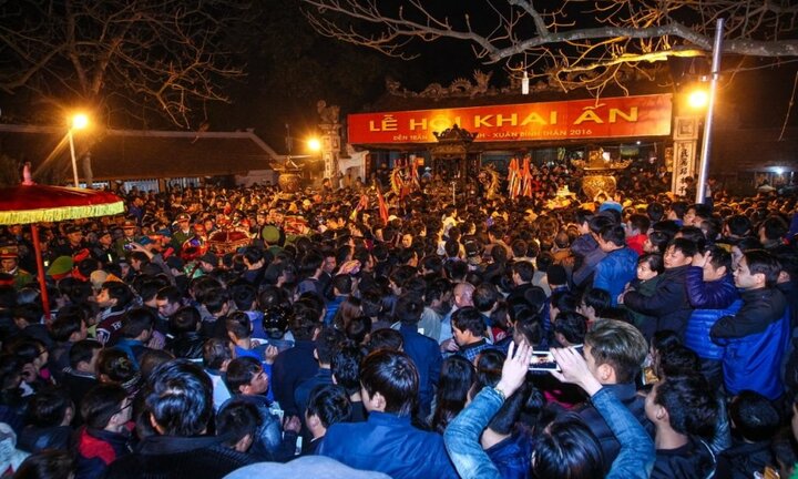 Nhà sử học: ‘Phát ấn Đền Trần là thứ vớ vẩn, nên dẹp bỏ’