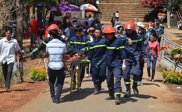 Hai cha con chết cháy trong ô tô: Người mẹ trẻ khóc ngất gọi con